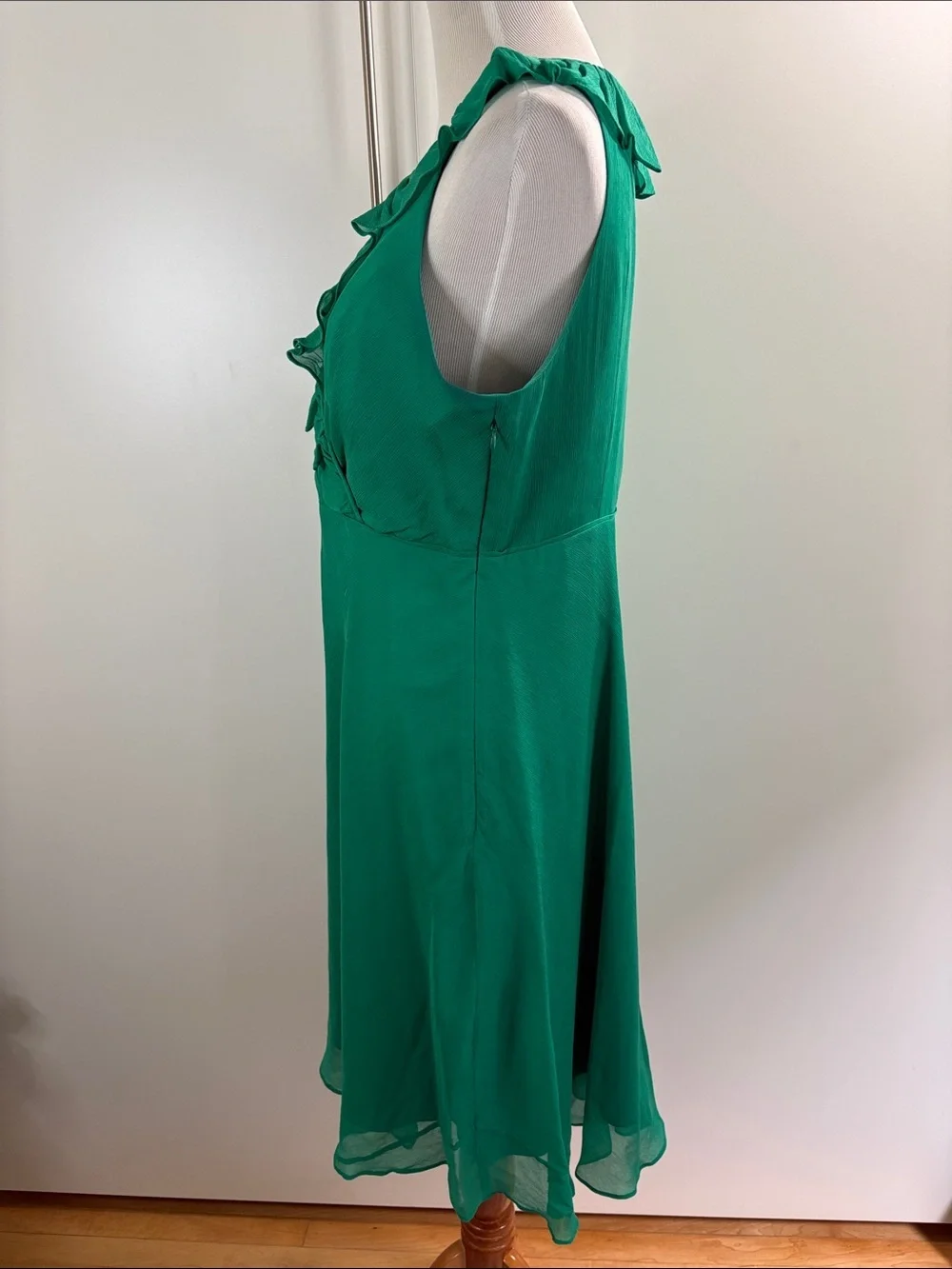 Rare J.Crew Silk Chiffon Kelly Green Sleeveless Dress with VNeck Ruffle | 14